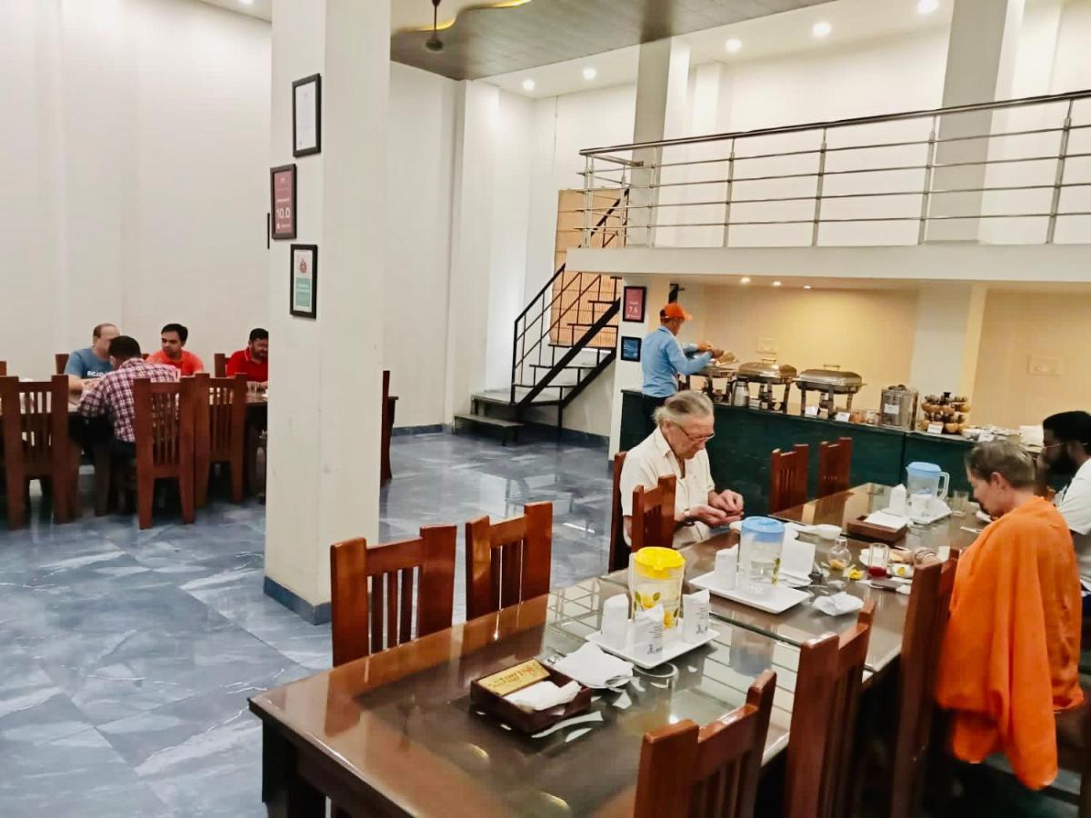 Gracious By Vishesh Hotels & Home Stay New Delhi Luaran gambar