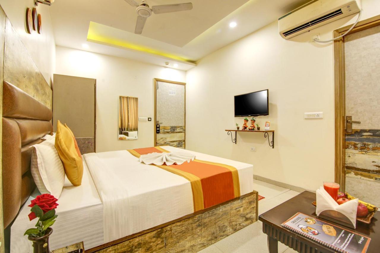 Gracious By Vishesh Hotels & Home Stay New Delhi Luaran gambar