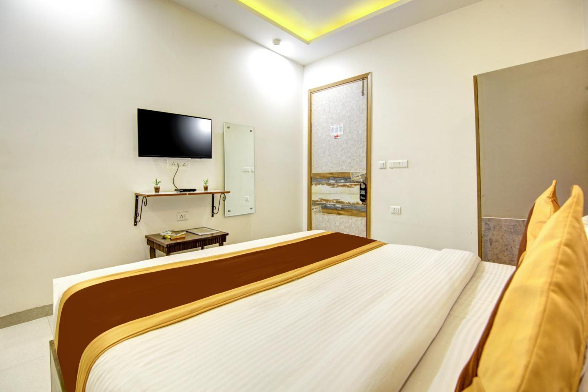 Gracious By Vishesh Hotels & Home Stay New Delhi Luaran gambar